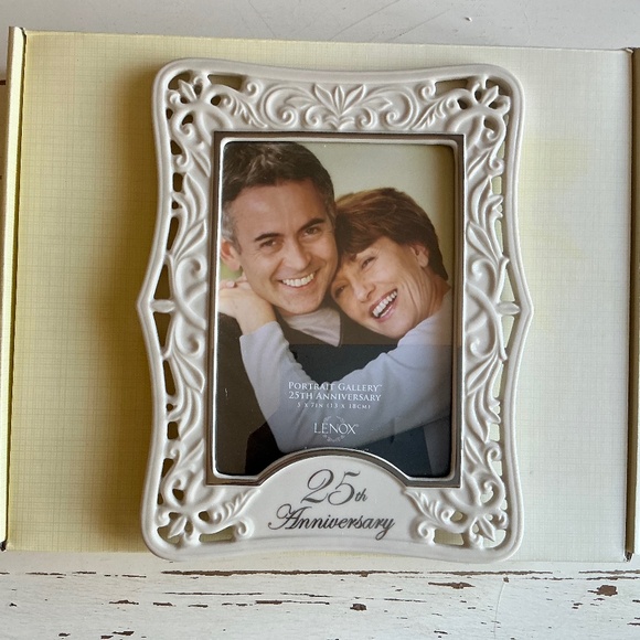 New in Box Lenox 25TH ANNIVERSARY 5x7” Picture Frame - Picture 7 of 7
